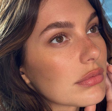 camila morrone makeup, natural makeup, no-makeup makeup, camila morrone, strawberry makeup, hailey bieber makeup inspo Brunette Makeup, Camila Morrone, Minimal Makeup, Clean Makeup, Irina Shayk, Natalie Portman, Face Hair, Adriana Lima, Jessica Alba