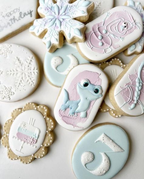 Morning Sunrise (@morningsunrisebakes) • Instagram photos and videos Frozen Cookies Decorated, Frozen Birthday Cookies, Frozen Cookies Disney, Cookies Frozen, Olaf Cookies, Decorative Desserts, Window Cookies, Elsa Party, Watercolor Cookies