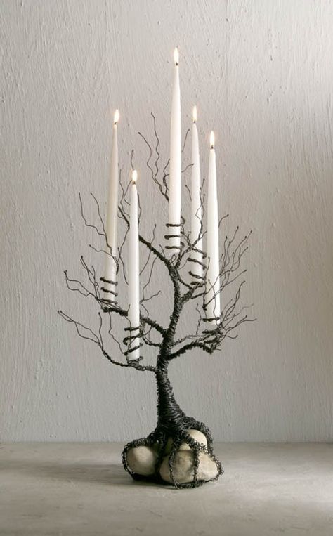 DIY wrapped wire candelabra. Drátěná Socha, Sculptures Sur Fil, Awesome Crafts, Tree Candle Holders, Wire Trees, Halloween Tree, Diy Candle Holders, Wire Tree, Wallpaper Tumblr