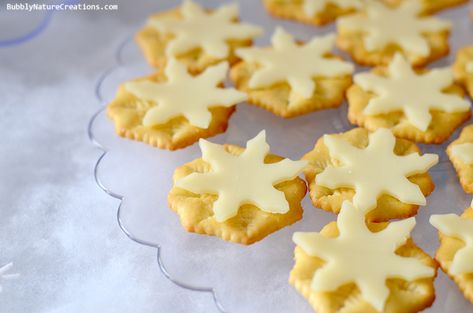 used snowflake Ritz crackers with Provolone cheese cut with a snowflake cookie cutter! Frozen Activities, Frozen Party Food, Elsa Party, Snowflake Cookie, Frozen Bday Party, Snow Party, Onederland Party, Disney Frozen Birthday Party, Disney Frozen Party