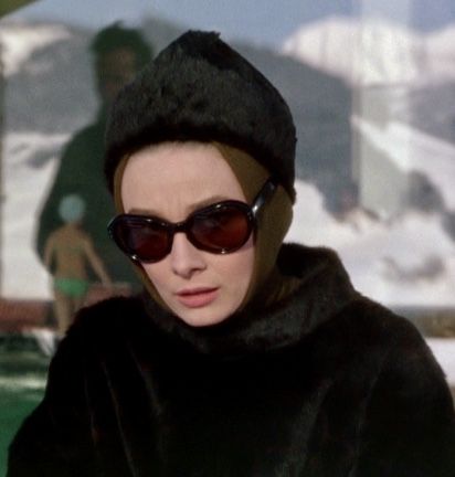 Audrey Hepburn Sunglasses, Audrey Hepburn Charade, Paris When It Sizzles, Charade 1963, Audrey Hepburn Hat, Audrey Hepburn Outfit, Cute Vintage Outfits, Audrey Hepburn Movies, Artistic Lifestyle