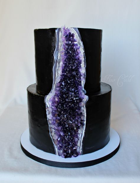 Black Geode Cake, Purple Geode Cake, Blue And Black Birthday, Galaxy Desserts, Nice Cakes, Purple Geode, Geode Cake, Crystal Cake, Beautiful Cake Designs