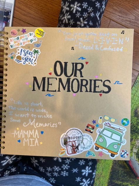 Diy Photo Album Ideas For Best Friend, Front Of A Scrapbook, Best Friend Scrapbook Cover, Memories Book Cover Ideas, Notebook Of Memories, Scrapbook Cover Ideas For Best Friend, Sketchbook For Best Friend, Friend Photo Album Ideas, Scrapbook Trip Ideas