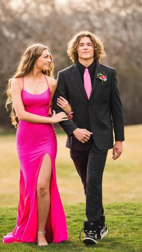 Prom Picture Poses For Couples, Prom Group Poses, Homecoming Couples Outfits, Couples Homecoming Pictures, Couple Prom Pictures, Couples Prom, Prom Photography Poses, Couple Prom, Funny Prom