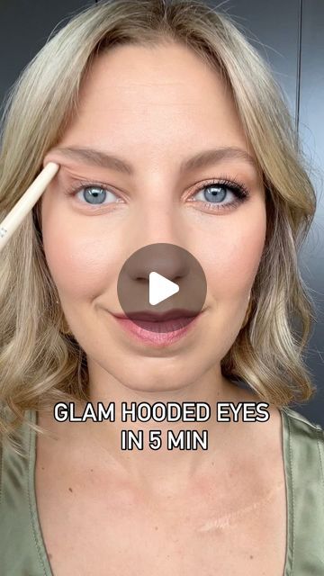 1,161 likes, 7 comments - bbpro_micheleclausen on June 30, 2024: "GLAM HOODED EYES in 5 min 🕘 Get glam hooded eyes in just 5 minutes! Follow these easy steps for a stunning look. Step 1: Define Eyelid • Look straight into the mirror •Apply a medium-tone eyeshadow shade over the eyelid to create the appearance of an eyelid. •Connect this shade to the lower lash line for a cohesive look. Step 2: Add Depth •Use a brown eyeliner on the outer corner of the upper and lower lash line. •Blend the ey Eyeliner Brown Eyes, Makeup For Hooded Eyelids, Hooded Eyes Tutorial, Smokey Eye Makeup Steps, Eye Makeup For Hooded Eyes, Eyeshadow For Hooded Eyes, Grey Smokey Eye, Grey Eye Makeup, Hooded Eye Makeup Tutorial