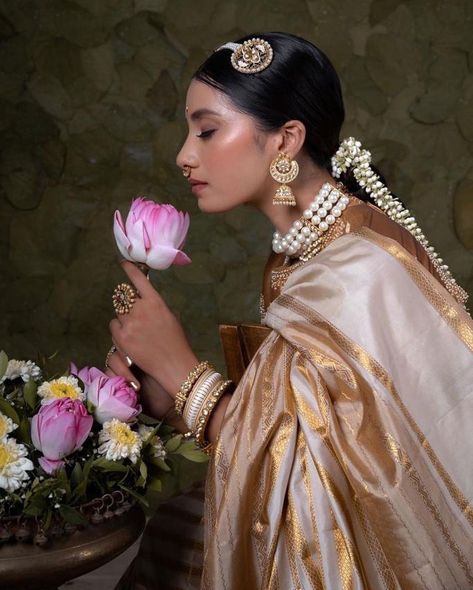 South Asian Reference Photos, Traditional Indian Royal Clothing, South Asian Reference, Indian Reference Photos, South Indian Bride Aesthetic, South Asia Culture, Indian Women Photography Portraits, Indian Shoot Ideas, South Asian Photography