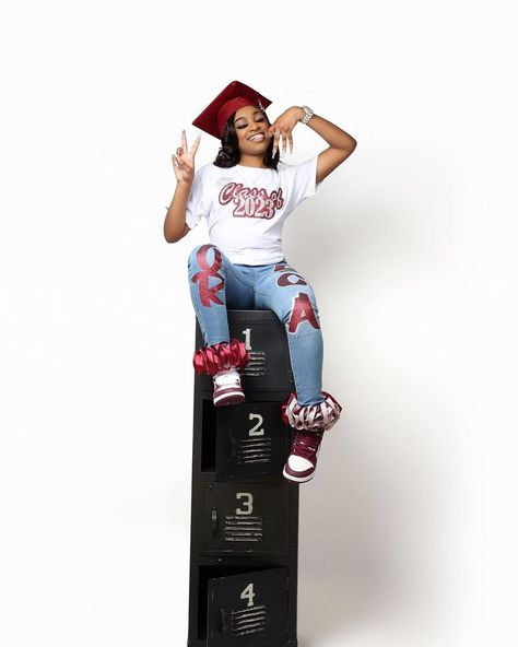 Class Of 2024 Photoshoot Ideas, High School Graduation Picture Outfit Ideas, Graduation Photoshoot Outfit Ideas High School, Highschool Senior Picture Outfit Ideas, Senior Heads Outfits, Senior Picture Ideas 2025, Ultrasound Photoshoot, High School Graduation Picture Ideas, Senior Pictures Outfits Black Women