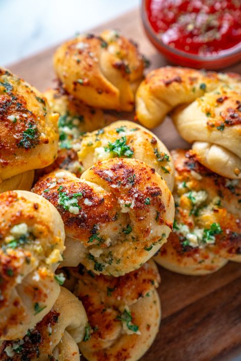 Easy Garlic Knots | 12 Tomatoes Cheese Knots, Knot Bread, Home Coffee Bar Ideas, Pumpkin Spice Pecans, Garlic Knots Recipe, Thanksgiving Appetizers Easy, Sweet Potatoe Bites, Coffee Bar Ideas, Garlic Knots