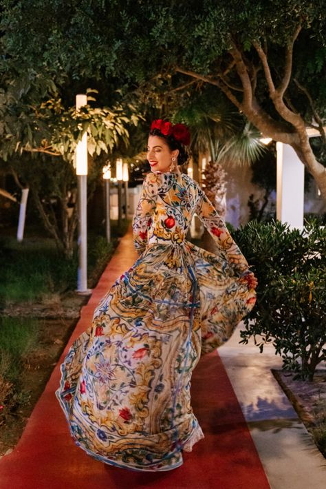 Frida Kahlo Wedding Dress, Frida Wedding Dress, Frida Kahlo Dress Up, Modern Frida Kahlo Style, Frida Kahlo Wedding Inspiration, Modern Mexican Wedding Dress, Wedding Dress Mexican Style, Mexican Inspired Wedding Dress, Mexican Style Wedding Dress