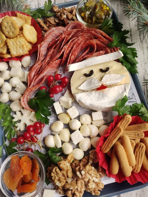 This festive Santa charcuterie board with brie cheese features an arrangement of artisanal cheeses shaped like Santa's sweet face and complemented by cured meats arranged in the shape of his red hat. This Santa meat and cheese platter is the best Christmas charcuterie board! Kids and adults alike will love this fun Santa face charcuterie! Charcuterie Board With Brie, Charcuterie Board Kids, Charcuterie Board For Christmas, Santa Charcuterie Board, Santa Charcuterie, Meat And Cheese Platter, Christmas Pasta, Christmas Cheese Boards, Christmas Diy Food