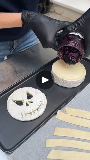 Halloween Brie Cheese Ideas, Halloween Brie Cheese, Chefclub Network, Halloween Platter, Brie En Croute, Baked Brie Recipes, Creepy Halloween Food, Brie Appetizer, Brie Puff Pastry