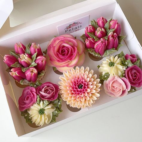 Floral Cupcakes by Alice on Instagram: “A pretty pink set from yesterday 🌸🍃💕✨ .…” Cupcake Flower Bouquets, Deco Cupcake, Amazing Cupcakes, Flower Cupcake, Cupcake Bouquets, Cookie Bakery, Buttercream Cake Decorating, Happy Birthday Cupcakes, Baking Art