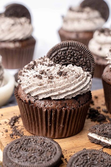 Oreo Cupcakes Oreo Buttercream Frosting, Cookies And Cream Cupcakes, Cupcakes Oreo, Cookies And Cream Frosting, Cookie And Cream Cupcakes, Cake Mix Cupcakes, Chocolate Cupcakes Filled, Best Chocolate Cupcakes, Oreo Buttercream