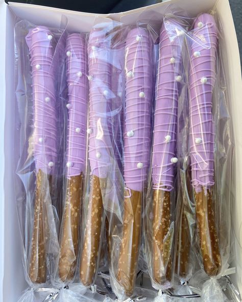 Lilac , lavender , light purple wedding or birthday cake pops chocolate covered pretzels 🥨 Purple Chocolate Covered Pretzels, Light Purple Wedding, Purple Desserts, Purple Sweet 16, Lila Party, Sweet 16 Party Decorations, Butterfly Baby Shower Theme, Purple Birthday Party, Sweet Sixteen Birthday Party Ideas