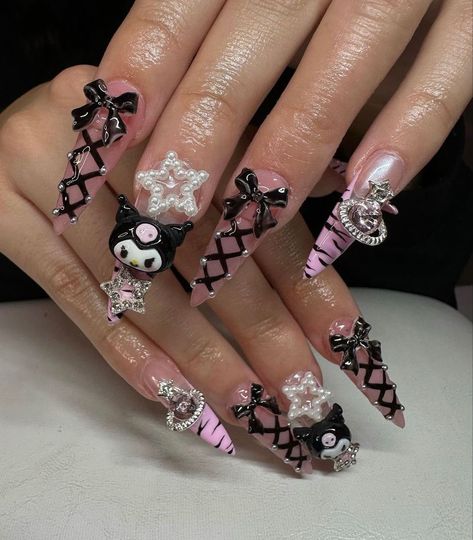 Lace Design On Nails, Grunge Pink Nails, Pink Kuromi Nails, Goth Kawaii Nails, Kuromi Quinceañera, Lace Up Nails, Y2k Bling Nails, Pink Y2k Nails Acrylic, Nail Inspo Sanrio