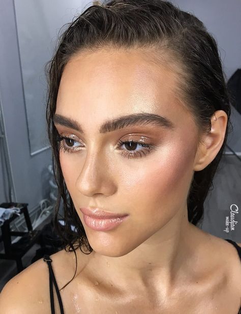 Since its appearance on the runways a couple of years ago, the WET LOOK has been making victims all over the planet. Is it so hard to do? Find out here! Look Kylie Jenner, Wedding Hairstyles And Makeup, Smoky Eyeshadow, Bronze Highlights, Makeup Tip, Summer Makeup Looks, Glossy Makeup, Dewy Makeup, Smink Inspiration