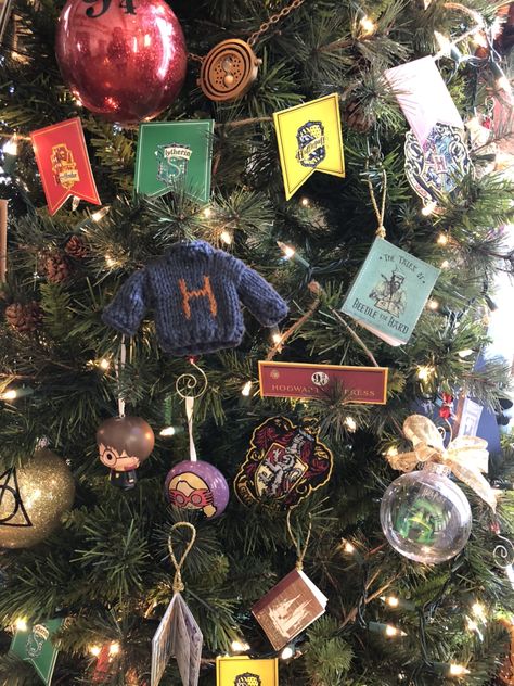 Harry Potter Christmas Tree Decorations Diy, Harry Potter Tree Decorations, Harry Potter Christmas Tree Diy Ornaments Ideas, Themed Trees Christmas, Hobbit Christmas Tree, Hufflepuff Christmas Tree, Harry Potter Xmas Tree, Christmas Harry Potter Decoration, Harry Potter Theme Christmas