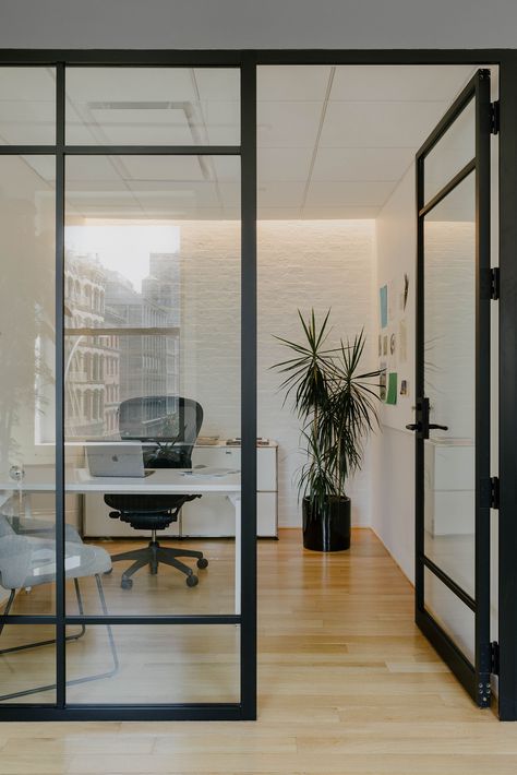 Small Dealership Office Ideas, Glass Partition Office Design, Welcome Area Office, Office Foyer Ideas Entrance, Small Real Estate Office Design, Collaborative Office Design, Sales Office Design Interior, Start Up Office Design, Private Office Layout