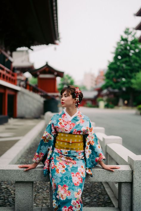 Kimono photoshoots in Asakusa | Tokyo Portrait photographer Japanese Kimono Photoshoot, Yukata Photoshoot, Kimono Picture Ideas, Kimono Photoshoot Japan, Kimono Photoshoot Ideas, Kimono Poses, Kimono Photography, Kimono Pose, Kimono Photoshoot