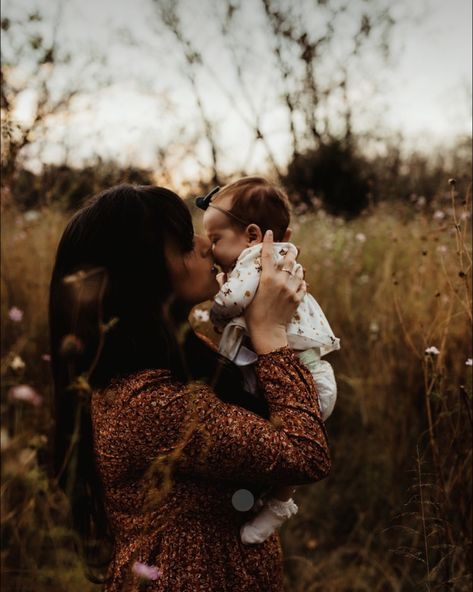 Outdoor Family Christmas Photos With Newborn, Fall Newborn Photography Family, Outside Family Newborn Pictures, Family Picture Newborn, Newborn Photo Shoot Ideas Outside, Outdoor Pictures With Newborn, Newborn Fall Photoshoot Family, Family Pics With Newborn Outside, Fall Family Photoshoot With Newborn