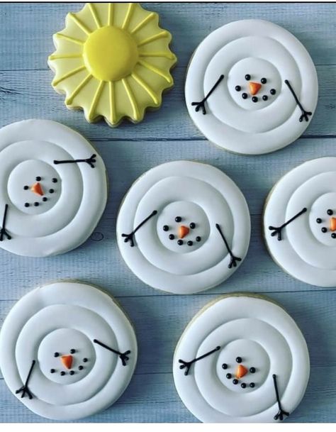 Circle Snowman Cookies, Cookie Decorating Simple, Easy Circle Cookie Designs, Minimalist Christmas Cookies, Royal Icing Cookies Designs Circle, Christmas Circle Cookies Decorated, Flooding Cookies For Beginners, Decorated Round Cookies, Winter Theme Cookies