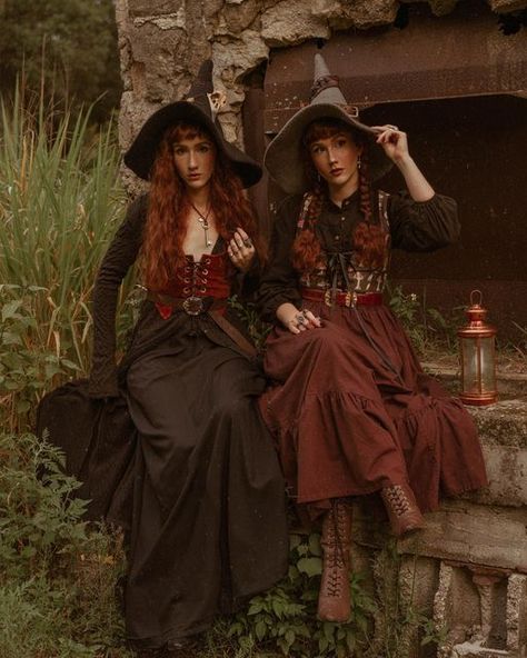 Old Time Witch Costume, Halloween Victorian Costume, Witch Costume Cottagecore, Corset Witch Outfit, Elf Witch Costume, Witch Costume Ren Faire, Apothecary Witch Costume, Witchy Fantasy Outfits, Dark Cottagecore Witch Outfits