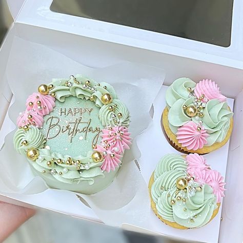 Mini Cakes And Cupcakes, Mini Cake Cupcakes Set, Mint Cake Decoration, Pink Green Cupcakes, Mini Cake Cupcakes, Easter Bento Cake Ideas, Mini Cakes With Cupcakes, Bento Combo Cake Design, Mini Cupcake Cake