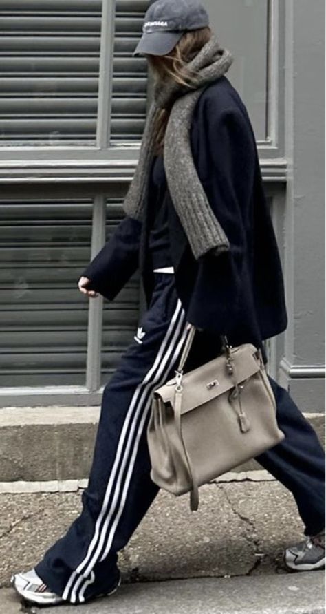 Adidas Track Pants Outfit, Looks Adidas, Track Pants Outfit, Look Adidas, Looks Party, Mode Casual, Looks Street Style, Adidas Outfit, Outfit Trends