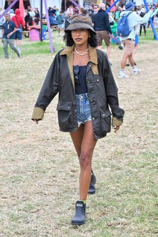 All The Best Celebrity Festival Style At Glastonbury Rainy Music Festival Outfit, Festival Outfits Rainy Day, Festival Outfit Uk 2024, Portola Festival, Festival Outfit Glastonbury, Glastonbury Outfit Ideas, Family Festival Outfit, Music Festival Outfits Fall, Elegant Festival Outfit