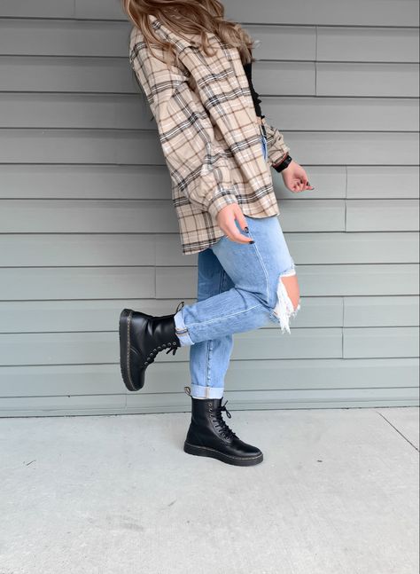 Ripped Mom Jeans Outfits, Dc Martens Outfit, Dr Martens Outfit Fall, Jeans And Docs, Fall Outfits Jeans, Cool Fall Outfits, Black Doc Martens, Mom Jeans Black, Mom Jeans Outfit Winter