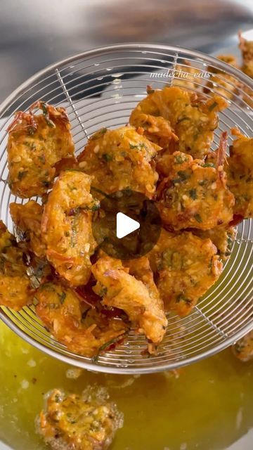 Madeeha Qureshi | MasterChef UK 2021 🇬🇧 on Instagram: "MAA DI DAAL DE PAKORAY  A staple in Urdu speaking households in Pakistan, ticks all the boxes on the Crunch list. Ingredients: 1 cup Urid/Maash Daal Soaked overnight  A splash of water to grind it  1 medium potato grated squeezed  1 medium onion thinly sliced  1/2 cup chopped coriander  1/4 cup finely chopped ginger 3-5 green chillies (adjust according to your liking) Salt to taste Kashmiri chilli powder, crushed chilli flakes, cumin, coriander seeds crushed, caraway seeds, turmeric powder, pinch of baking soda, white pepper, garam masala, chat masala 1/2 tsp each. Oil to fry   Daal, Pakora, vegan, Ramadan, iftar, crispy, Pakistani, food, ASMR,   #daal #Pakora #breakfastideas #ramadan2024 #pakistanifood #indianfood #streetfood #food Food Recipes Pakistani, Iftar Recipes Pakistani, Kashmiri Chilli, Chat Masala, Ramadan Iftar, Pakistani Recipes, Splash Of Water, Iftar Recipes, Food Asmr