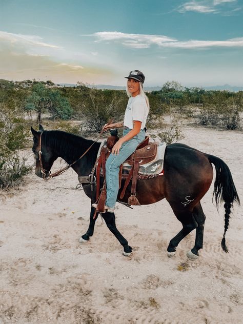 Arizona Cowgirl, Western Horses, Cowboy Chic, Western Fits, Hee Haw, Horse Pics, Cute Horse Pictures, Arizona Sunset, Western Vibes