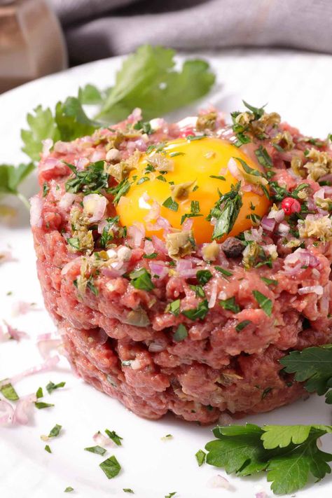 Beef Tartare Recipe, French Steak, Tartare Recipe, Beef Tartare, French Delicacies, Cooking With Ground Beef, Minced Beef, Steak Tartare, Clam Recipes