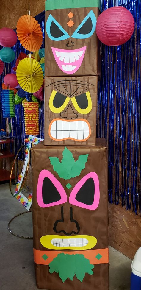 Hawaiian Office Party, Hawaiian Party Activities, Hawaiian Theme Centerpiece Diy, Hawaiian Theme Parade Float, Hawaii Decorations Ideas, Hawaiian Stage Decorations, Aloha Trunk Or Treat, Hawaiin Decoration Ideas, Hawaiian Theme Trunk Or Treat