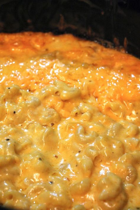 how to make the best homemade creamy cheesy macaroni and cheese in the Crock-Pot! So many of you loved my soul food and southern baked macaroni and cheese recipes! As I mentioned many times, I have… Southern Baked Macaroni And Cheese Recipe, Slow Cooker Macaroni And Cheese Recipe, Slow Cooker Macaroni And Cheese, Slow Cooker Macaroni, Cheesy Macaroni, I Heart Recipes, Crockpot Mac And Cheese, Resep Pasta, Heart Recipes