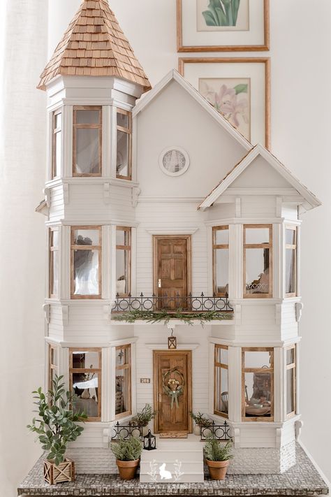 French Farmhouse Aesthetic, Cottage Core Dollhouse, Painted Lady Dollhouse, Dollhouse Exterior Ideas, Dollhouse Renovation, Miniature Buildings, Miniature Dollhouses, Pretty Homes, Dollhouse Design