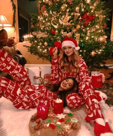 Pijama Christmas Party Outfit, Friendsmas Matching Pjs, Sister Christmas Photoshoot Ideas, Pj Photoshoot Photo Ideas Christmas, Roommate Christmas Card Photo Ideas, Christmas Photos Best Friends, Teenager Christmas Photoshoot, Friendsmas Photoshoot, Christmas Gals Night