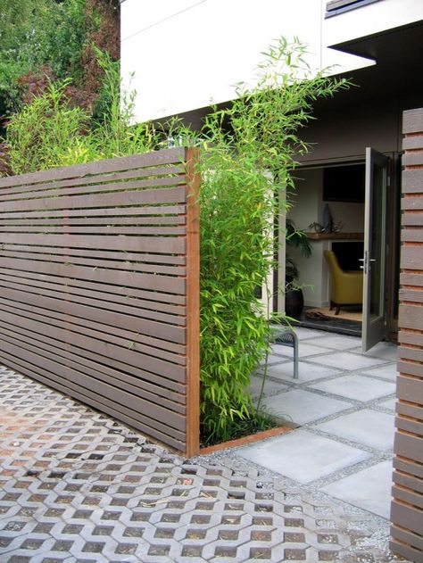 It's so hard to find a fence for a contemporary home surrounded by a natural setting.  That setting makes it even more important to keep dog in and bears out. Privacy Fence Decorations, Cheap Privacy Fence, Moderne Have, Modern Fence Design, Privacy Fence Designs, Backyard Privacy, Modern Fence, Fence Decor, Backyard Fences