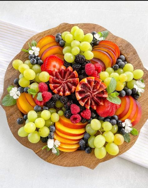 Round Fruit Platter, Fruit Charcuterie, Party Fingerfood, Fruit Board, Fruit Platter Designs, Event Business, Food Boards, My Lovely Friend, Spring Bridal Shower