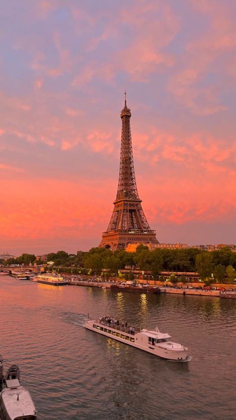 France Honeymoon, Safest Places To Travel, Paris Sunset, Paris Honeymoon, Paris Pictures, Pretty Landscapes, Paris At Night, Amazing Nature Photos, Paris Eiffel Tower