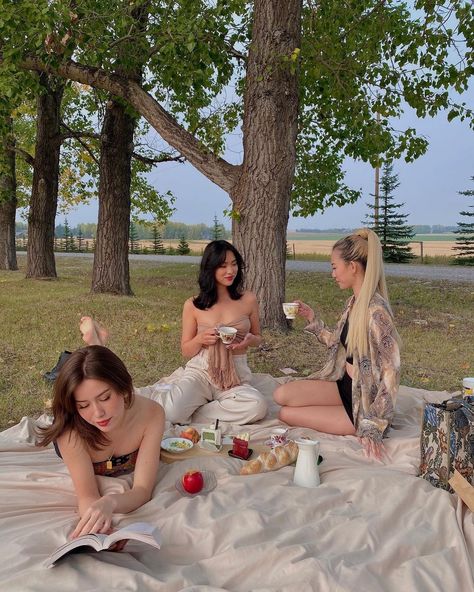 Aspirational Aesthetic, Picnic Photo Shoot, Picnic Pictures, Picnic Photography, Picnic Inspiration, 사진 촬영 포즈, Picnic Date, Best Friends Aesthetic, Shooting Photo