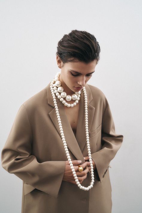 Pearl Necklace Outfit, Necklace Outfit, Long Pearl Necklaces, Chunky Chain Necklaces, Chunky Necklace, 가을 패션, Short Necklace, Beads Necklace, Elegant Jewelry