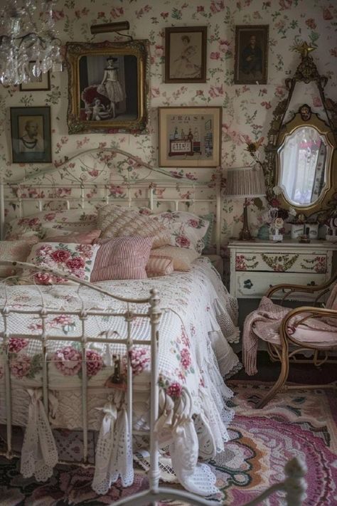 Vintage Floral Bedroom, Nostalgic Bedroom, Boho Chic Wallpaper, Shabby Chic Bedroom Ideas, Nostalgic Decor, Cottage Bedrooms, Retro Romance, Beauty Tiktok, Dream Bedroom Inspiration