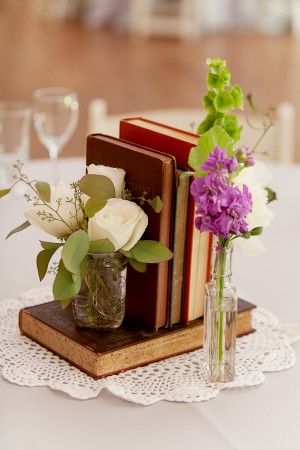 Wedding-Books Book Centerpieces, Book Themed Wedding, Literary Wedding, Vintage Engagement Rings Art Deco, Simple Centerpieces, בר מצווה, Book Party, Deco Floral, Centre Pieces