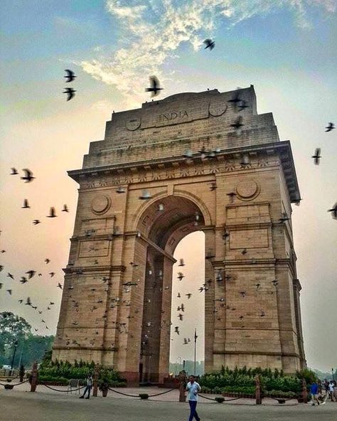 From majestic Islamic citadels to mausoleums of Sufi saints to colonial structures designed by Edwin Lutyens – Delhi lets you travel back in time.  Here are some of the most popular wonders in Delhi which let you walk down the memory lanes.  Image By: Pinterest Wallpapers School, Beach Travel Checklist, India Travel Places, Delhi Metro, India Gate, Amazing India, Visit India, New Delhi India, Tourist Places