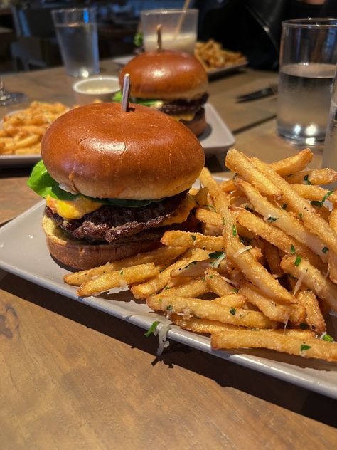 Burgers With Fries, Aesthetic Food Restaurant, Burger And Fries Aesthetic, Burgers Aesthetic, Food In Restaurant, Good Looking Food, Aesthetic Burger, Fries And Burger, Cafe Burger