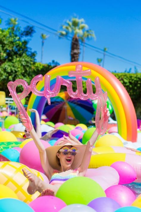 An Epic Rainbow Balloon Pool Party | studiodiy.com Blue Hawaiian Cocktail, Epic Pools, Teenager Party, Pool Party Adults, Flamingo Cupcakes, Pool Party Themes, Party Playlist, Fiesta Tropical, Pool Party Decorations