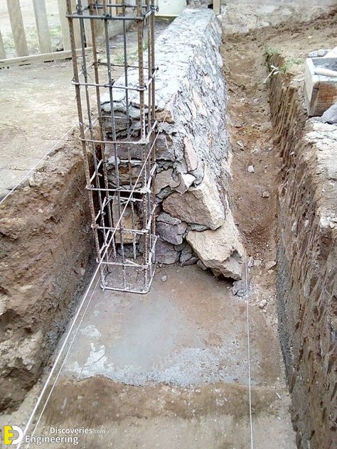 36+ Pictures RCC Concrete Footing And Beam Under Construction! - Engineering Discoveries Retaining Wall Drainage, Building A Stone Wall, Retaining Wall Construction, Stone Walls Garden, Retaining Wall Design, Stone Fence, Stone Ideas, Construction Engineering, Concrete Footings