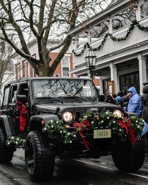 Decorate Jeep For Christmas, A House In The Woods, Christmas Car Decorations, New England Christmas, England Christmas, Trunk Or Treat Ideas, Jeep Photos, Custom Jeep Wrangler, Jeep Mods