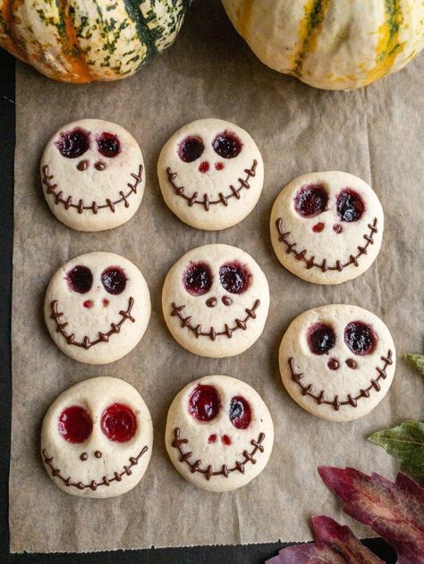 Halloween Thumbprint Cookies, Donut Treats Ideas, Halloween Savoury Food, Halloween Bakes, Halloween Biscuits, Bolo Halloween, Jul Mad, Dessert Halloween, Halloween Buffet